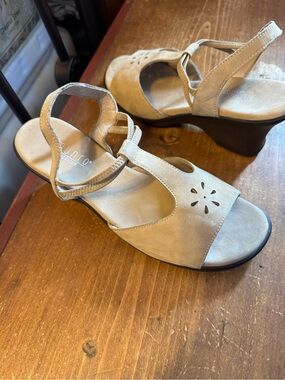 Munro Beige Suede T-Strap Walking Wedges Sandals Size 7 medium. 🫶💥🥳🌺🌸🌷🫶